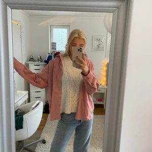 Jacka - Jacka i ish rosa Manchester tyg! Aldrig använd!💗 Perfekt till våren