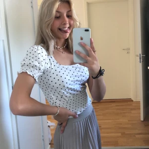 Prickig topp - Säljer den här prickiga toppen som jag tyckt sååå mycket om, men nu inte kommer till användning längre 😢 Perfekt till sommaren! 