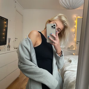 Grå kappa - Säljer denna grå kappa som inte kommer till användning. Använd ca 3 ggr! 💗 Storkek 34, men passar även 36 utan problem!