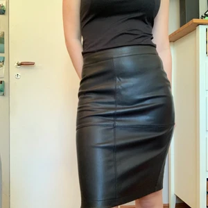 Skinnkjol  - Jätte fin skinnkjol som tyvärr är lite stor för mig. Jag är SX i kjolar så den sitter inte som jag önskat. Den har en slits där bak och dragkedja i midjan. 