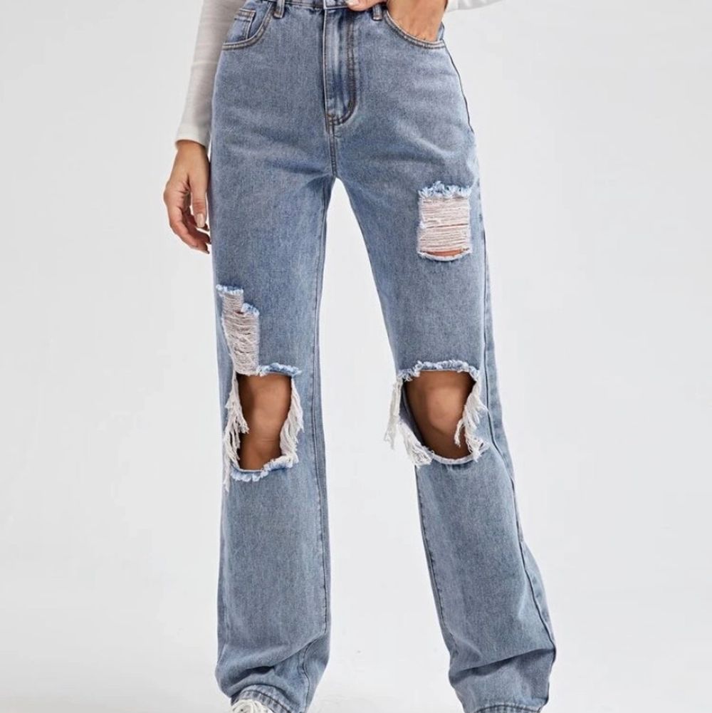 skit snygga jeans, aldrig använda dem va lite för långa för mig men inte alls mycket. Men dem va lite stora i midjan och gillar inte när dem inte sitter bra överallt! Men dem är helt nya så kom med seriösa bud🥰. Jeans & Byxor.