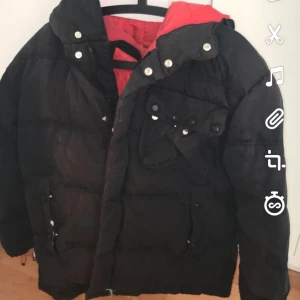 Tommy hilfigher jacka storlek L - En gammal jacka som nypris var 4799kr. Den är lite missfärgad ( inte helsvart) på visa ställen pga att ha varit i en påse vid en källare i några år annars är jackan bra