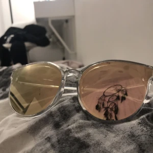 Solglasögon - Säljer ett par snygga solglasögon. Glaset går e en reflekterande nyans av rosa. Super fina och bekväma att ha på sig:)                                            Pris+frakt!