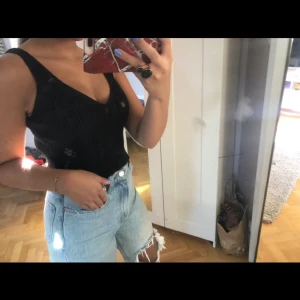 Linne från Zara - Svart fint Linne från zara med ett mycket tjockare material! Lite ribbat typ. 80kr , st S