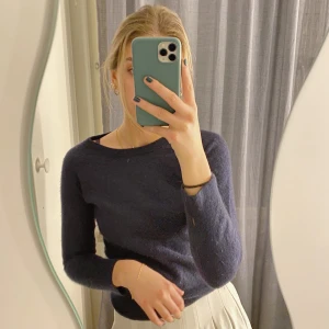 Cashmere tröja - Mörk blå tröja från moss copenhagen 100% cashmere. Finns ett litet hål vid handleden (syns på bilden) men går att sy ihop. Flera intresserade sker budning. Storlek s men skulle säga att den passar mer en Xs💕