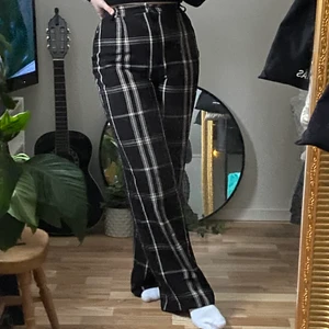 Kostymbyxor  - Superfina rutiga kostymbyxor☺️  Knappt använda då de är lite för långa för mig som är 163cm🌸 Passar strl S-M beroende på hur man vill att de ska sitta🤗 FRAKT INGÅR I PRISET🌿