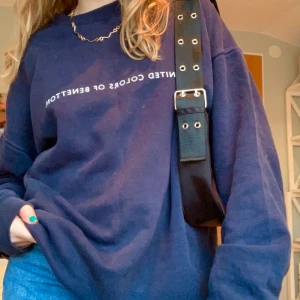 Snygg svart väska! - Säljer denna sjukt snygga väskan från HM⚡️Den är justerbar och passar därför alla! Använd fåtal gånger men inga fel förutom att dragkedjan kan vara lite seg ibland. Köparen står för frakten som är 40kr!