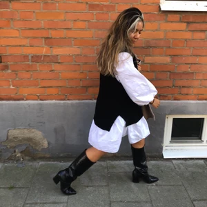 Väst från HM - En svart väst från HM köpt i höstas. Använd fåtalgånger och använder den aldrig mer. Väldigt trendig!! Om fler är intresserade blir det budgivning