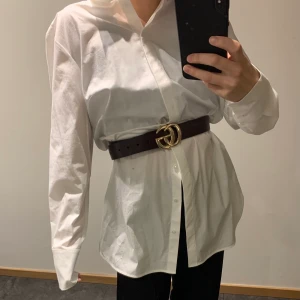 Oversize skjorta  - Den perfekta oversizeskjortan, pricken över i:et med ett bälte i midjan 