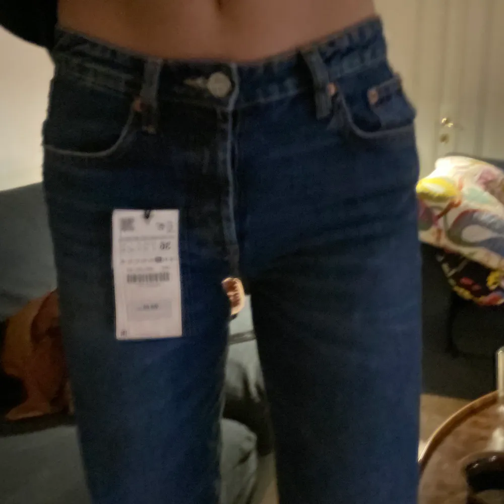 Populära mid-waist jeans från Zara i storlek 36 med lappen kvar! . Jeans & Byxor.