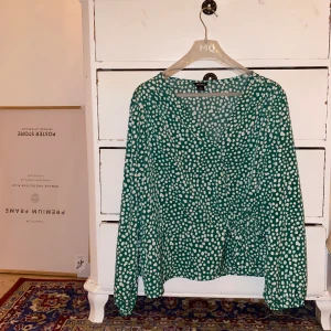 Prickig grön blus från Monki  - Grön-vitprickig blus från Monki med snörning i midjan som är justerbart. Köparen står för frakt 🧡