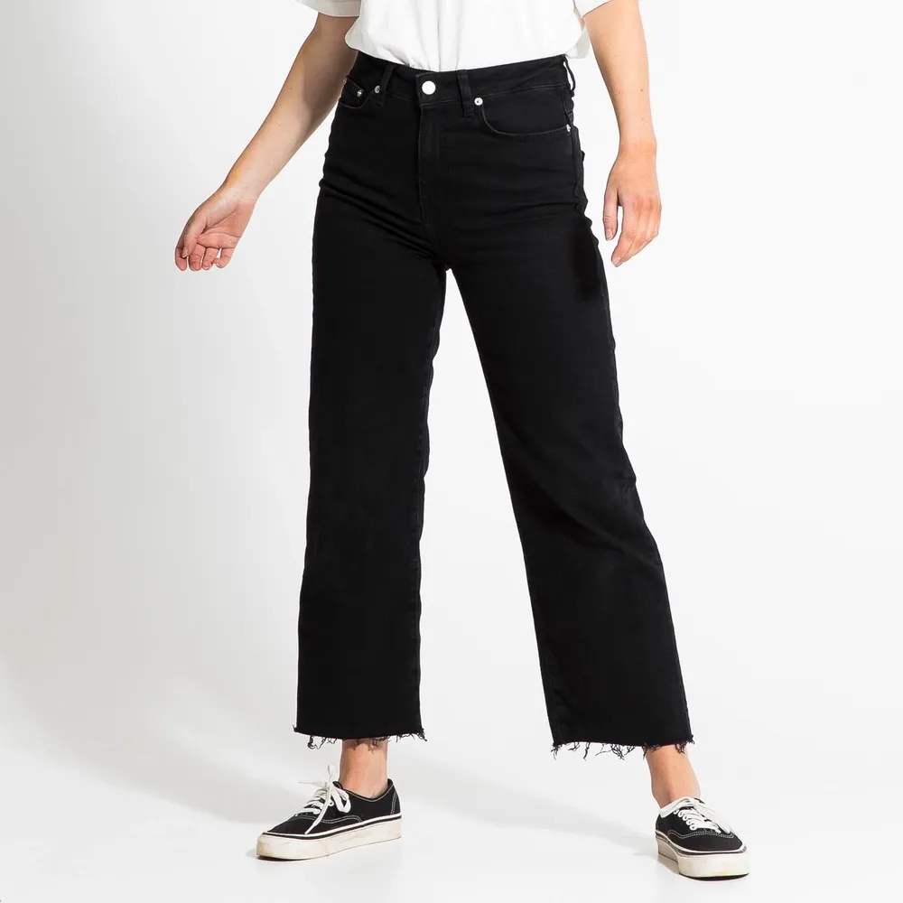Svarta jeans från lager 157. Säljs pga att jag inte använder dem💞 Den är väldigt strechig i midjan!. Jeans & Byxor.