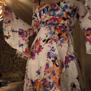 maxiklänning med slit, blommotiv  - köpt på fashion nova. stängs bakifrån med zipper, stor slit framme. utvidgade armar, jättefin klänning. helt ny eftersom den är för liten för mig. verkligen jättefin irl 