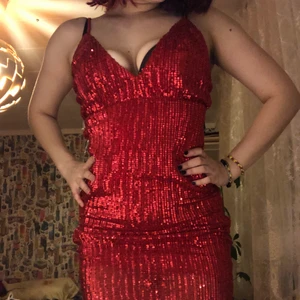 paljetter röd klänning fashion nova  - jättefin glittrig klänning som formar kroppen fint. aldrig använd med lappen kvar 