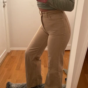 Högmidjade beiga jeans - Super snygga högmidjade beiga jeans från monki strl W26 L32. Använd Max 2 gånger så i ett väldigt bra skick! 
