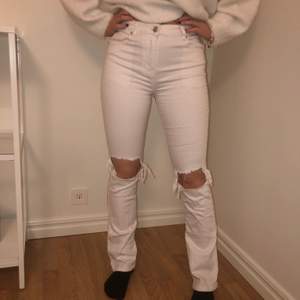 Säljer dessa snygga vita jeans är i väldigt bra skick då dem bara är använda Max 2-4gånger.  Jag älskar dem men kommer aldrig till användning, de är väldigt strechiga och sitter super bra över rumpan och allt. Sitter perfekt på mig och jag är 164cm lång. Köparen står för frakten:) 