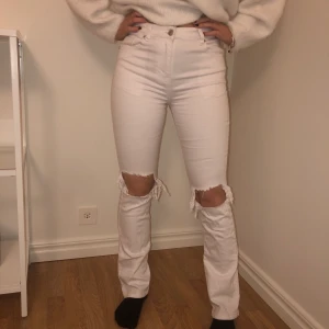 Vita bootcut jeans - Säljer dessa snygga vita jeans är i väldigt bra skick då dem bara är använda Max 2-4gånger.  Jag älskar dem men kommer aldrig till användning, de är väldigt strechiga och sitter super bra över rumpan och allt. Sitter perfekt på mig och jag är 164cm lång. Köparen står för frakten:) 