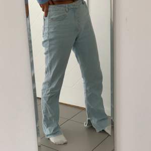 Säljer dessa raka jeans med slits från Hanna schönbergs kollektion med nakd, använda typ 3 gång