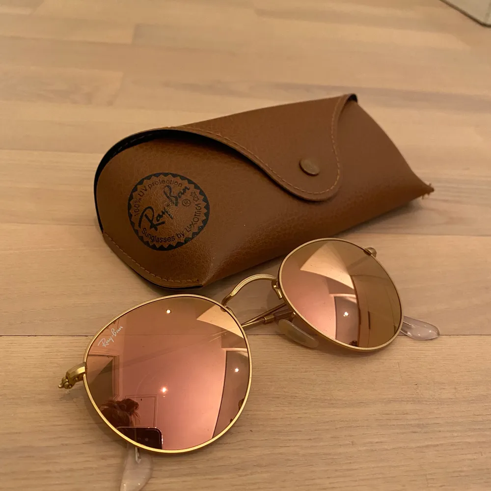 Runda glasögon med kopperfärgat spegelglas och guldiga bågar från Ray Ban. Endast använda ett fåtal gånger och i mycket fint skick! Inga repor. . Accessoarer.