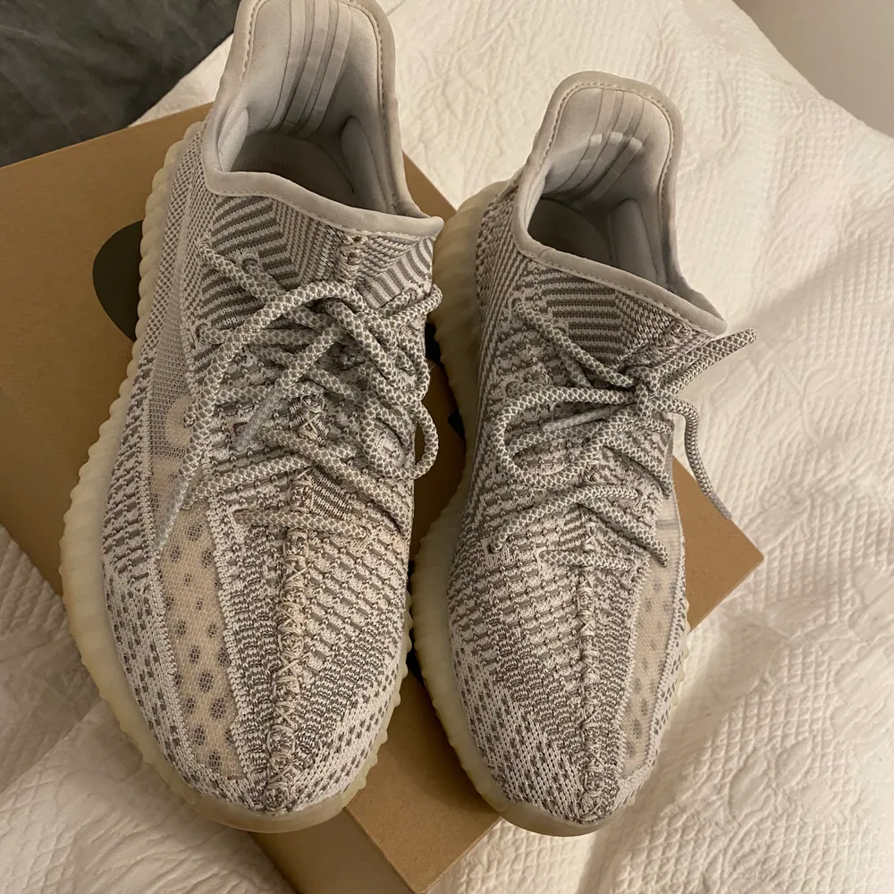 Hej! Säljer ett par Yeezy Boost 350 V2 Static (Non Reflective) i storlek 44 som är i befintligt skick. Skor.