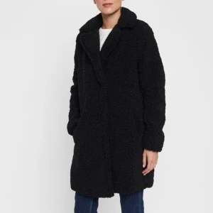 Teddy kappa - Teddy jacka/kappa från veromoda🖤 bra skick men kommer inte till användning. Storlek s. 300kr + frakt/mötas 🚚 