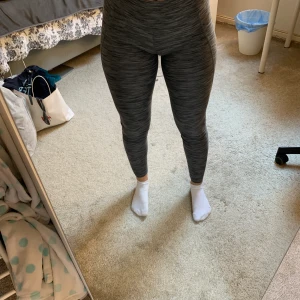 Träningsbyxor - Träningsbyxor från hm. Använda fåtal gånger, så gott som nya. Pris kan allrid diskuteras. Köpare står för frakt