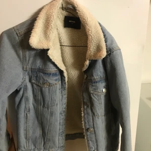 Jacka från bikbok - Knappt använd säljer för 450 kan bli 500 beroende på fraktkostnad  vid snabb affär eller upphämtning 400 kr
