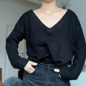 Stickat - Superfin stickad tröja! Endast testat, säljer pga att den inte kommit till användning. Frakt 59kr eller så hämtas den i helenelund eller sollentuna!