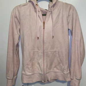 Rosa huvtröja  - Storlek S Välanvänd därav 20kr Tröjan är hel har inga hål En jättefin rosa färg med roséguld detaljer  mysmaterial på utsidan💕