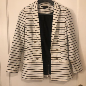 Kavaj från H&M - Randig kavaj med guldiga knappar från H&M. Använd ca 3 gånger. Storlek 36. 