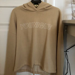 Hoodie  - Beige hoodie från ginatricot med snöre längst ner så man kan justera hur spänd den ska vara. 