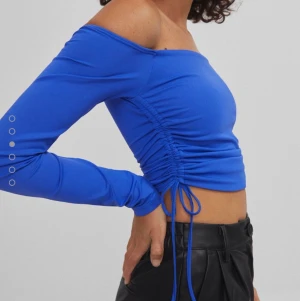 Blå offshoulder topp från bershka! - Blå/lila topp med formande knytning vid sidorna. Storlek XS, ganska liten i storleken. Aldrig använd med prislapp kvar. Köparen står för frakt. Kontakta mig för frågor!❤️