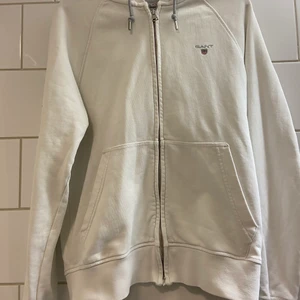 Gant zip hoodie - Gant zip Hoodie i storlek S. Tröjan är mycket använd men inga skador osv. Orginalpris 1299  kr, frakt ingår ej i priset 