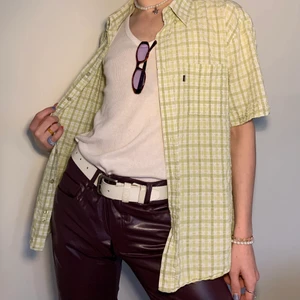 Vintage kortärmad grön & vit plaid button down  - Så härlig kortärmad vintage button down i pastellgrön, skogsgrön, vit och turkos plaid 🧺 jag älskar de matta färgerna som kompletterar varandra så att de tillsammans skapar en färgstark dynamik! Den faller så bra och är så snygg som ett extra lager antingen över en polotröja på hösten och vintern och ett linne för när det blir varmare! Skjortan är markerad som strl XL men jag skulle uppskatta den som mitt emellan strl L och XL :)  Alla priser är inkl. frakt och alla plagg tvättas innan de skickas iväg