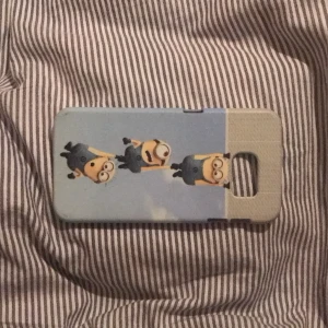 Mobilskal - Ett mobilskal med motiv av 3 minioner för samsung s7 (tror jag). Köparen står för frakten, betalning sker via Swish.