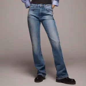 Skitfina utsvängda jeans i nyskick från Zara! Jeansen är i en slags vintage modell med mid rise i storlek 34💗 Helt i nyskick bortsett från att jag klippt ett charmigt hål i ena knät. Skriv för mer bilder och buda i kmt 💗budgivningen avslutas den 16e💗