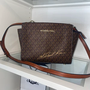 Michael kors väska - Axelremsväska, inte äkta. Som ny