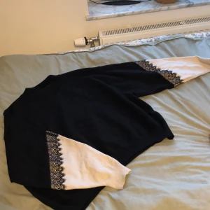 Zara tröja strl S - Super snygg tröja från Zara i strl S men anser att den passar en M oxå. Kanske Xs men ha i tanke att den kan bli stor då. Använd ett flertal gånger men fortfarande i bra skick. super fina detaljer som gör tröjan speciell. Priset kan sänkas!