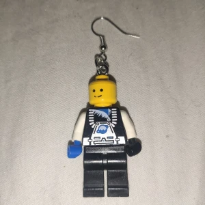 Lego örhänge - 1 par Lego gubbe örhängen, man kan ta av kroppen och bara ha huvudet som ett örhänge. 