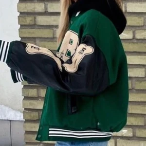 Varsity jacket -  Intressekoll på denna varsity jackan💓 Jättebra skick men säljer pga att den tyvärr inte kommer till användning. (ej mina bilder) Passar mig som är xs/s. 