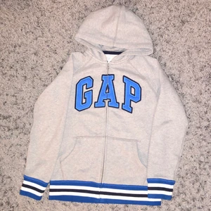vintage gap zip hoodie - jag säljer denna GAP tjocktröja, jätte skönt material och väldigt cool, köpt i London för 500kr för nåt år sedan men aldrig använd. skitbra skick