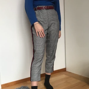 Kostymbyxor hundtandsmönstrad  - Hundtandsmönstrade kostymbyxor från Zara. Har inte kommit till så mycket användning det är därför jag säljer dem. 