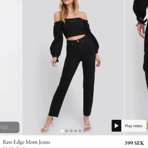 Nakd jeans  - Säljer mina svarta mom jeans från Nakd. Lite fransar nedtill och i superfint skick! Köparen står för frakten!🖤