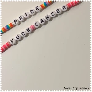 FUCK CANCER armband silver - 💞Fuck cancer armband💞 Silvrig kedja och reglerbar längd med en hjärtberlock som tyngd🥰 finns även som ”Pride” Endas en av varje! 3 olika nyanser av rosa, otydligt på bilden! OBS! Exakt dessa armband finns inte kvar men jag kan göra liknande så kontakta mig om du är intresserad ❣️
