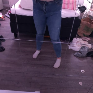 Jeans  - Blåa jegging jane jeans i använt men fint skick.