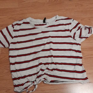 Randig tröja - Denna fina tröja är andvänd ett par gånger men är i andvändr skick. Den vill jag vara bli av med så priset är 5kr. Strl XS och passar S. Den är köpt på Hm för mer en 2år sedan för 159kr.