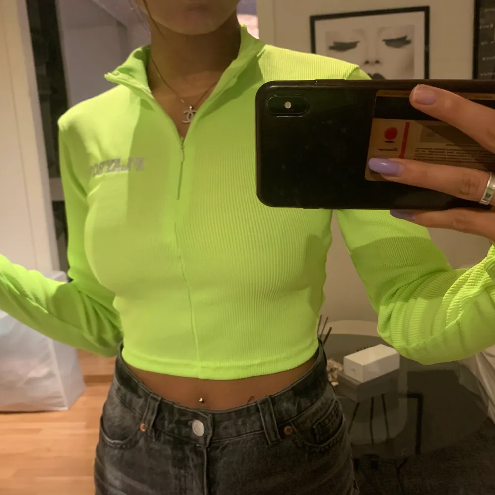 En neon grön Playboy tröja från missguided i storlek XS, använd en gång. Superfin och jättebra skick!!. Toppar.