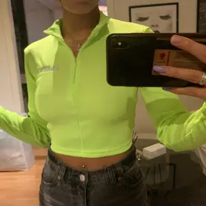 En neon grön Playboy tröja från missguided i storlek XS, använd en gång. Superfin och jättebra skick!!