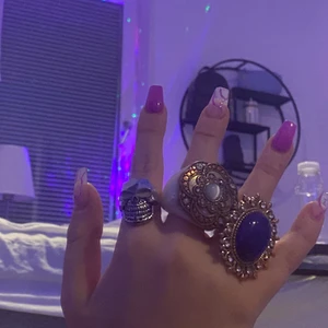 Ringar -  Ringen imitten :-60.                                                                Lila ringen:-.                                                       Döskalleringen:-