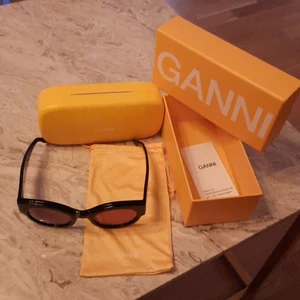 Ganni solglasögon  - Solglasögon köpta i Stockholm från Ganni butiken. Suuuuper coola och sköna men jag har helt enkelt alldeles för månfa solglasögon. Allting finns, boxen, solskyddet och kvittot. Nypris var 760:- på rea annars kostar ett par Ganni solglasögon från 1200 kr uppåt.! Knappt använda, fint skick! Mitt pris är ex porto